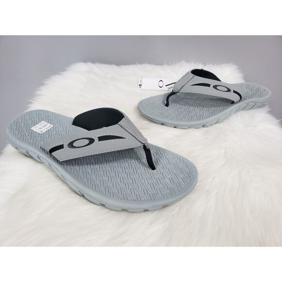 NEW WITH‎ TAGS Oakley Sz 7 Operative Sandals 2.0 Grey 13477-22Y Flip Flop Slides